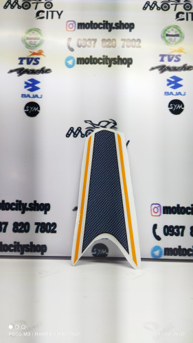 برچسب تکی گلگیر جلو آپاچی ۱۶۰ رنگ سفید و مشکی